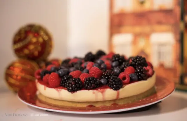 Cheesecake coberto de framboesas, amoras e mirtilos